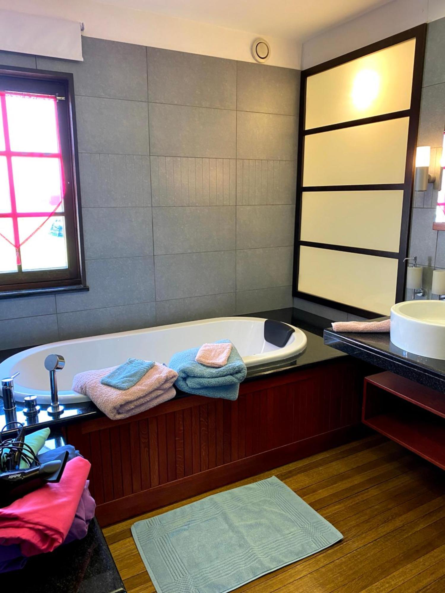 Le Chateau De Frankie Spas-Saunas Grand-Reng Exterior foto